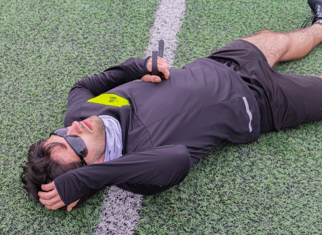 Atleta sentado en la pista tras finalizar una prueba física de oposición Policía Municipal Madrid