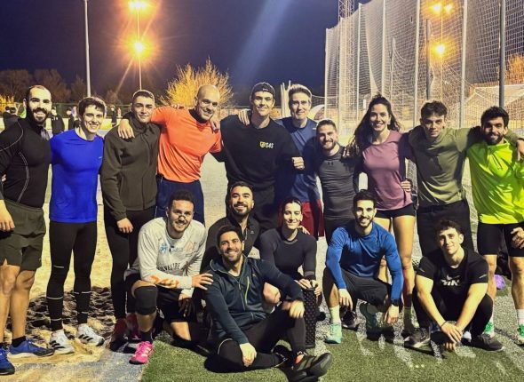 Grupo de opositores S4S en pista de atletismo bajo focos - pruebas fisicas policia municipal madrid