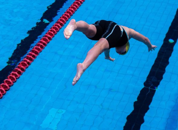 Nadador zambulléndose desde el borde de la piscina - natación 25 metros oposiciones