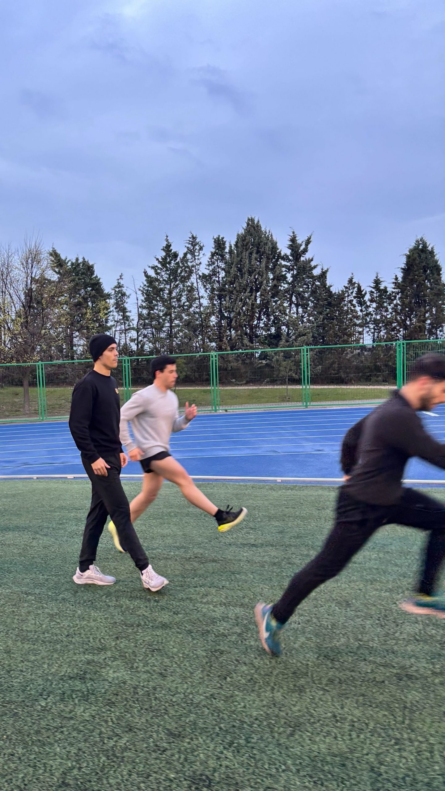 Preparador de S4S supervisando un sprint en pista de atletismo