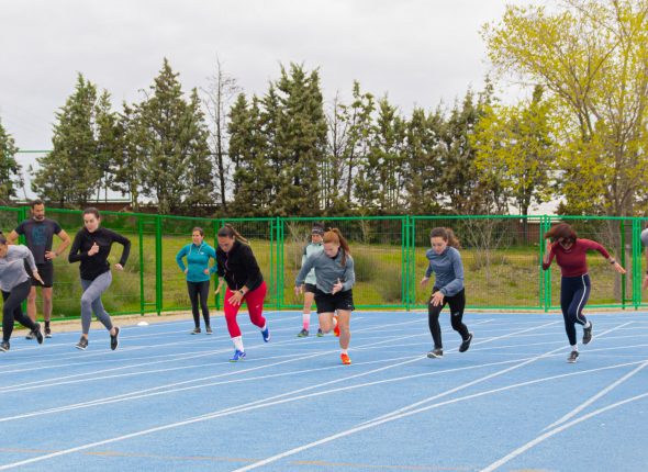 Grupo de opositores en salida de sprint en pista de atletismo S4S