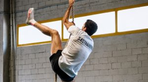 Opositor S4S aplicando técnica de trepa de cuerda para bajar el crono