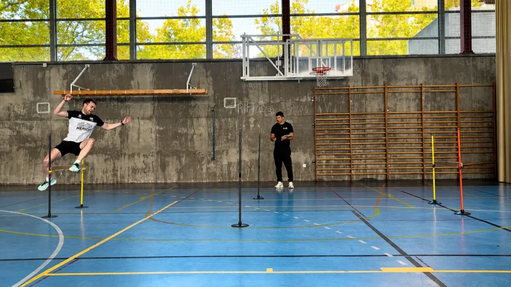 Opositor saltando vallas en el circuito de agilidad de Policía Nacional en S4S Preparación Física, Madrid