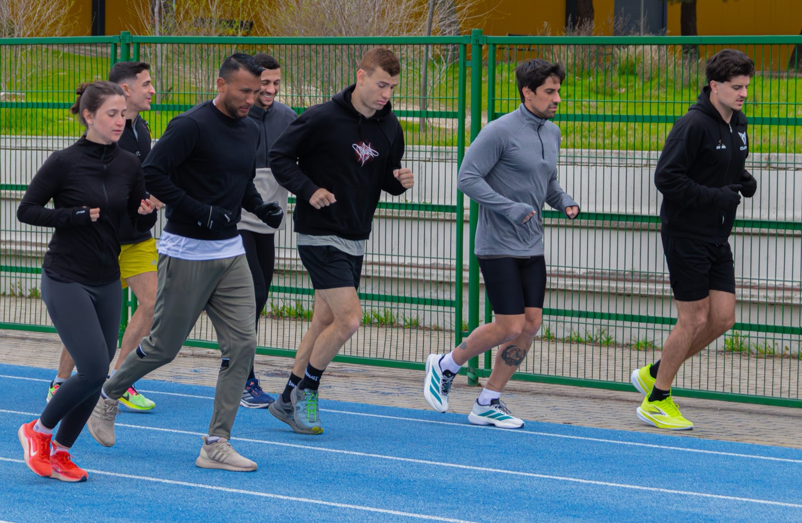 Opositores a bomberos calentando en pista de atletismo durante una sesión presencial de preparación física S4S en Madrid