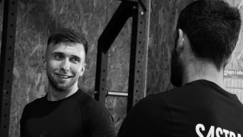 Ángel y Javi durante un entrenamiento adaptado en airbike — preparación física para Bomberos en S4S Madrid