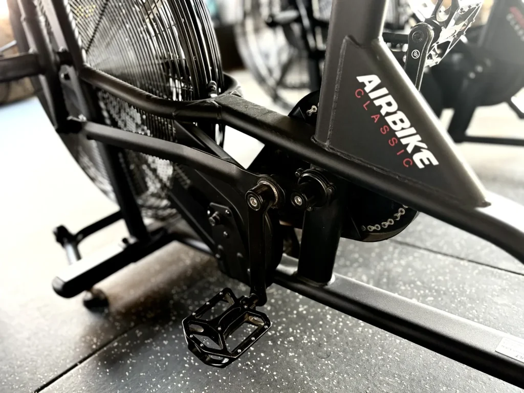 Air bike Assault Fitness en el centro S4S, detalle de biela y pedal