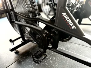 Air bike Assault Fitness en el centro S4S, detalle de biela y pedal