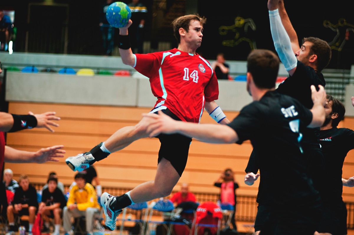Jugador de balonmano saltando a lanzar