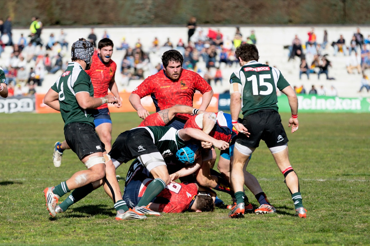 Jugadores de rugby disputando un balón