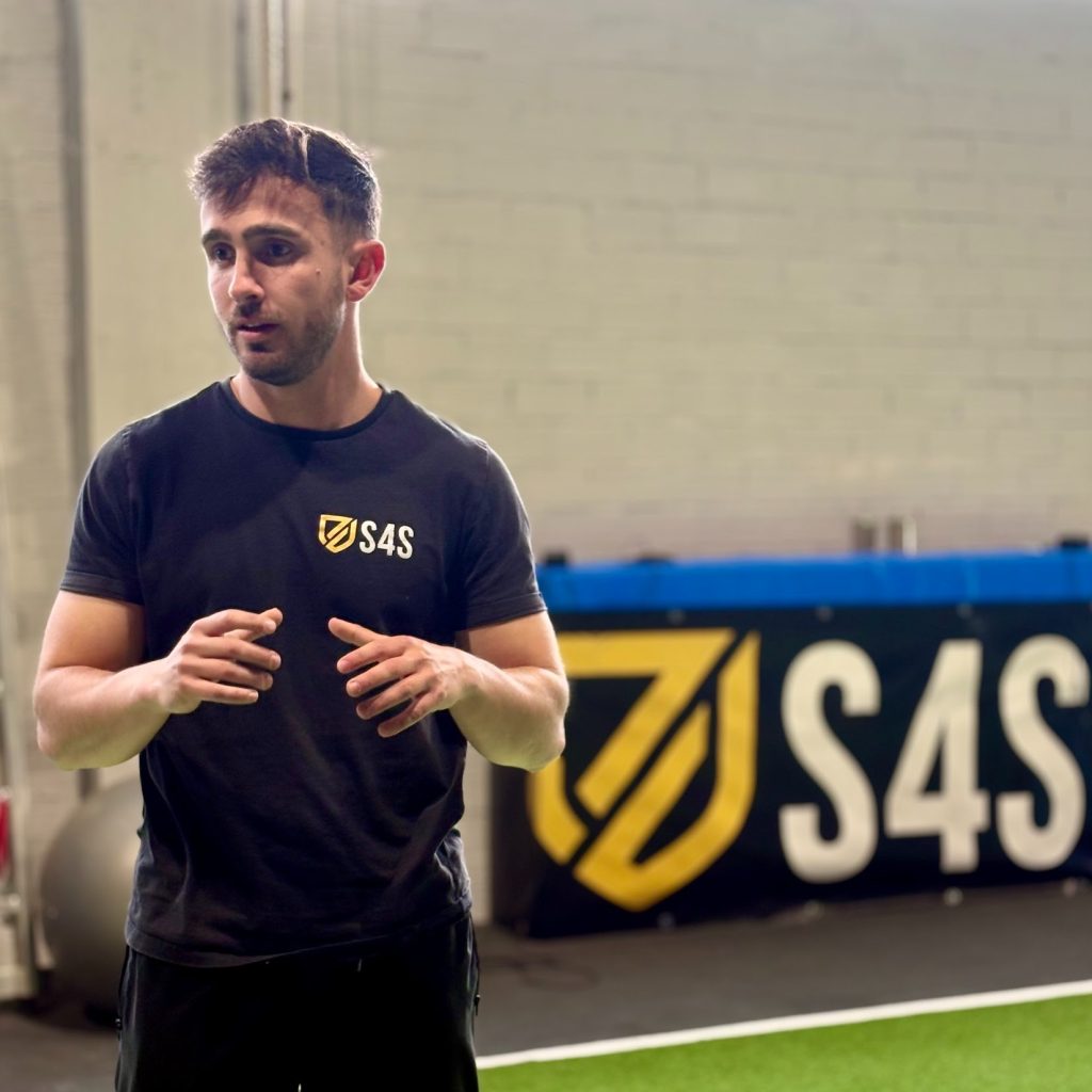 Eduardo Espinilla, preparador de S4S, explicando entrenamiento oscilatorio en el centro