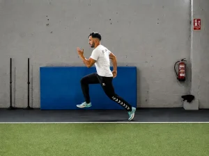 Eduardo Espinilla, preparador de S4S, en plena zancada de sprint con postura alta y apoyo reactivo