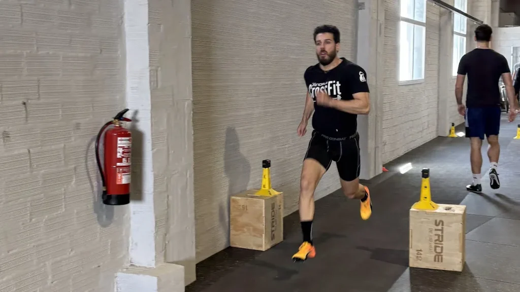 Deportista realizando un test de carrera entre células fotoeléctricas en el centro S4S