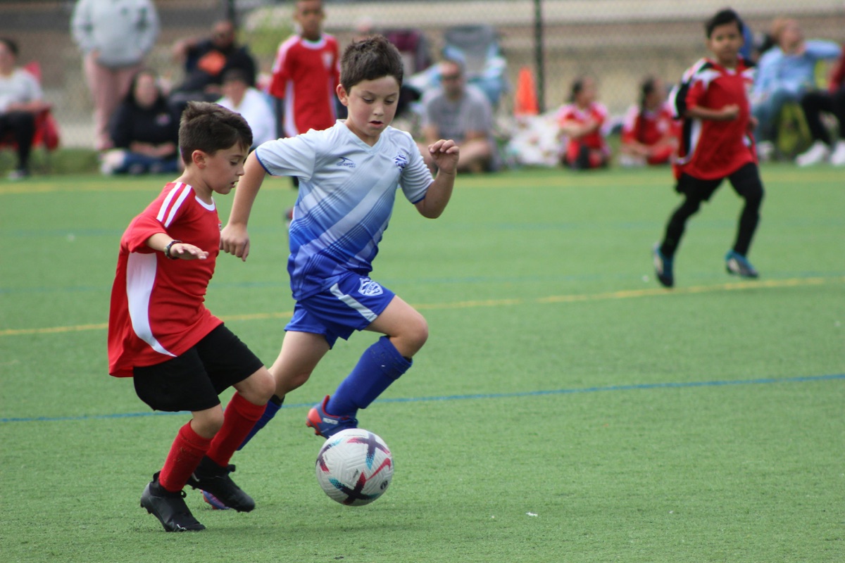 Niños jugando al fútbol
