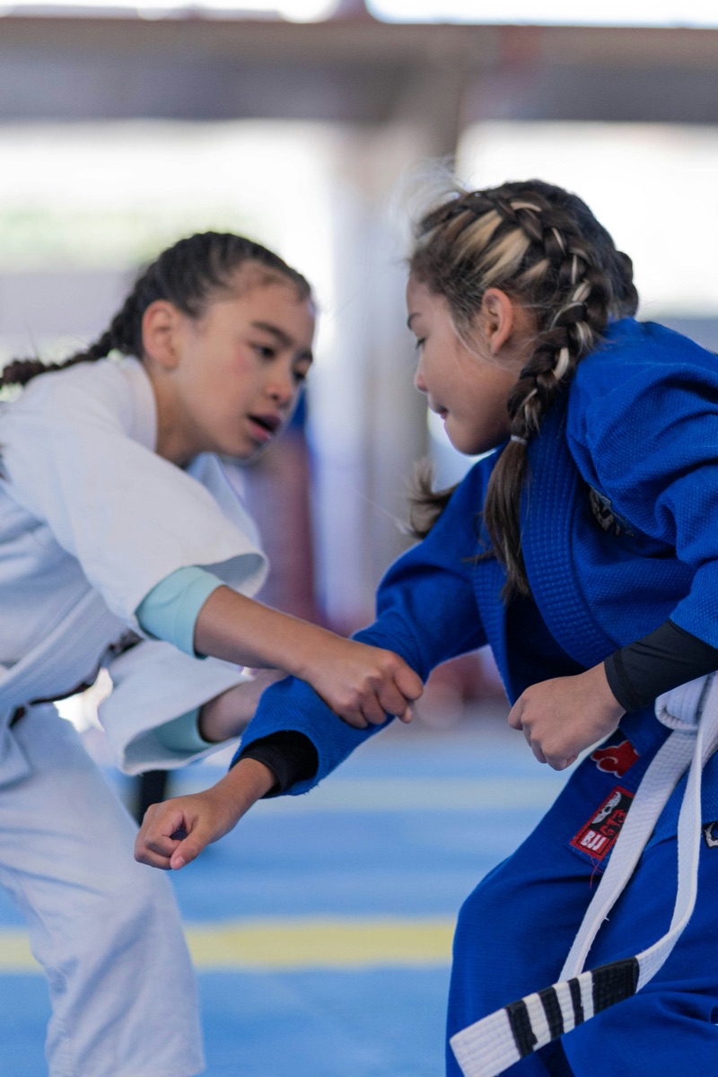 Niñas entrenando judo