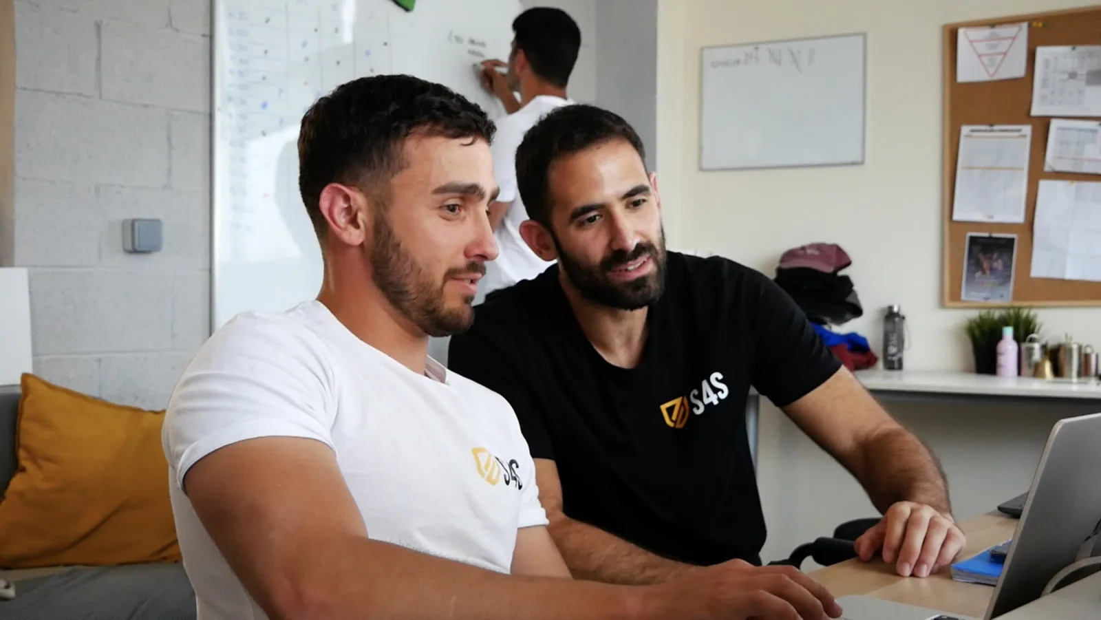 Preparadores de S4S planificando el trabajo en el centro de Vicálvaro