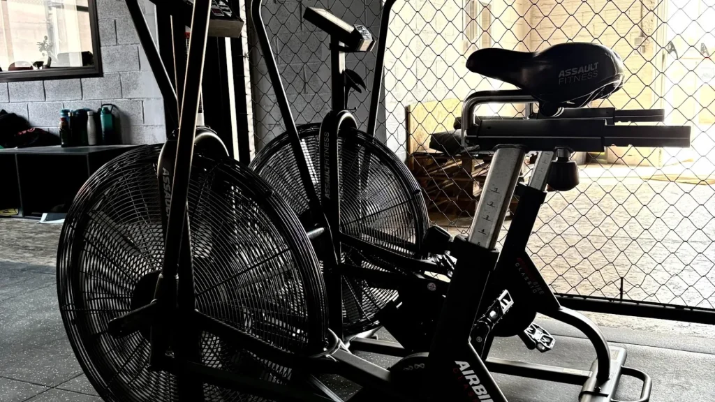 Dos AirBikes en la sala de entrenamiento de S4S, usadas para el acondicionamiento de deportes de combate