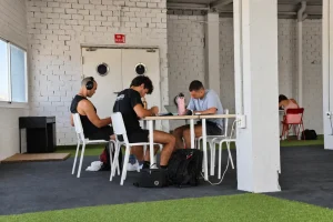 Opositores estudiando en la biblioteca del centro S4S de Vicálvaro