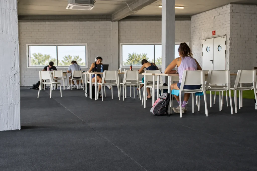 Sala de estudio del centro S4S en Vicálvaro con opositores estudiando entre sus entrenamientos