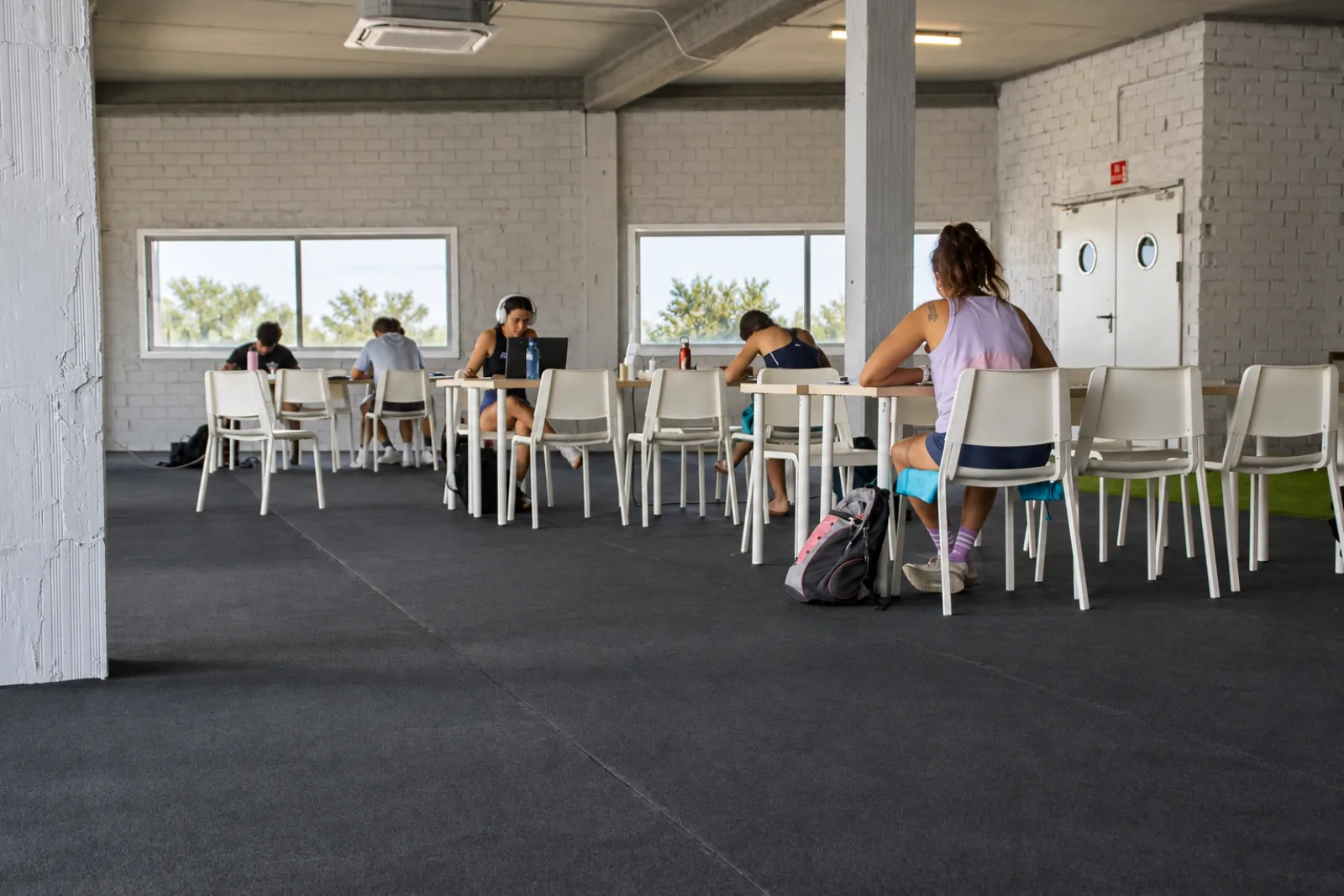 Sala de estudio del centro S4S en Vicálvaro con opositores estudiando entre sus entrenamientos