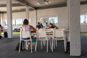 Zona de estudio del centro S4S de Vicálvaro, con opositores estudiando y espacio para descansar