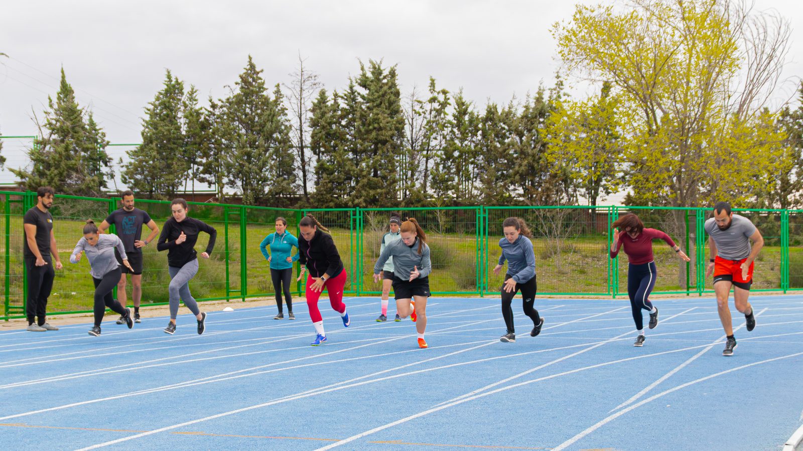 Grupo de opositores de S4S entrenando la salida de velocidad en pista de atletismo